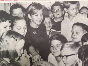 Jauna mokytoja Aldona Šileikytė-Marijošienė su savo mokiniais