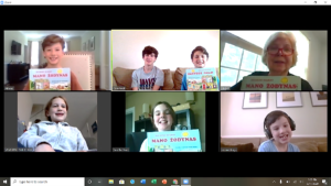 Anūkus Atticus, Ethan, Kevin, Lia, Joną ir Kaius močiutė Aldona lietuvių kalbos moko nuotoliniu būdu