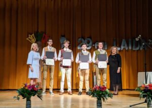 2020-2021 ČLM stipendininkai- pav. V.Poliuvienė, D.Bilevičius, M.Petraitis, M.Murray, A.Jocys, mok. dir. Vida Rupšienė