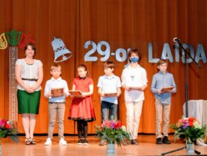 6 klasės mokiniai su aukletoja Jotvinge Grigas